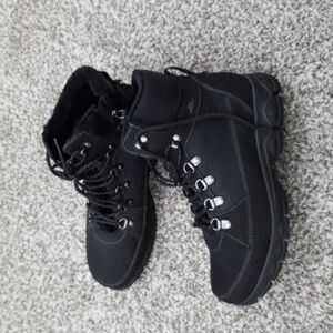 JBU Alexa water resistant boot NWOT